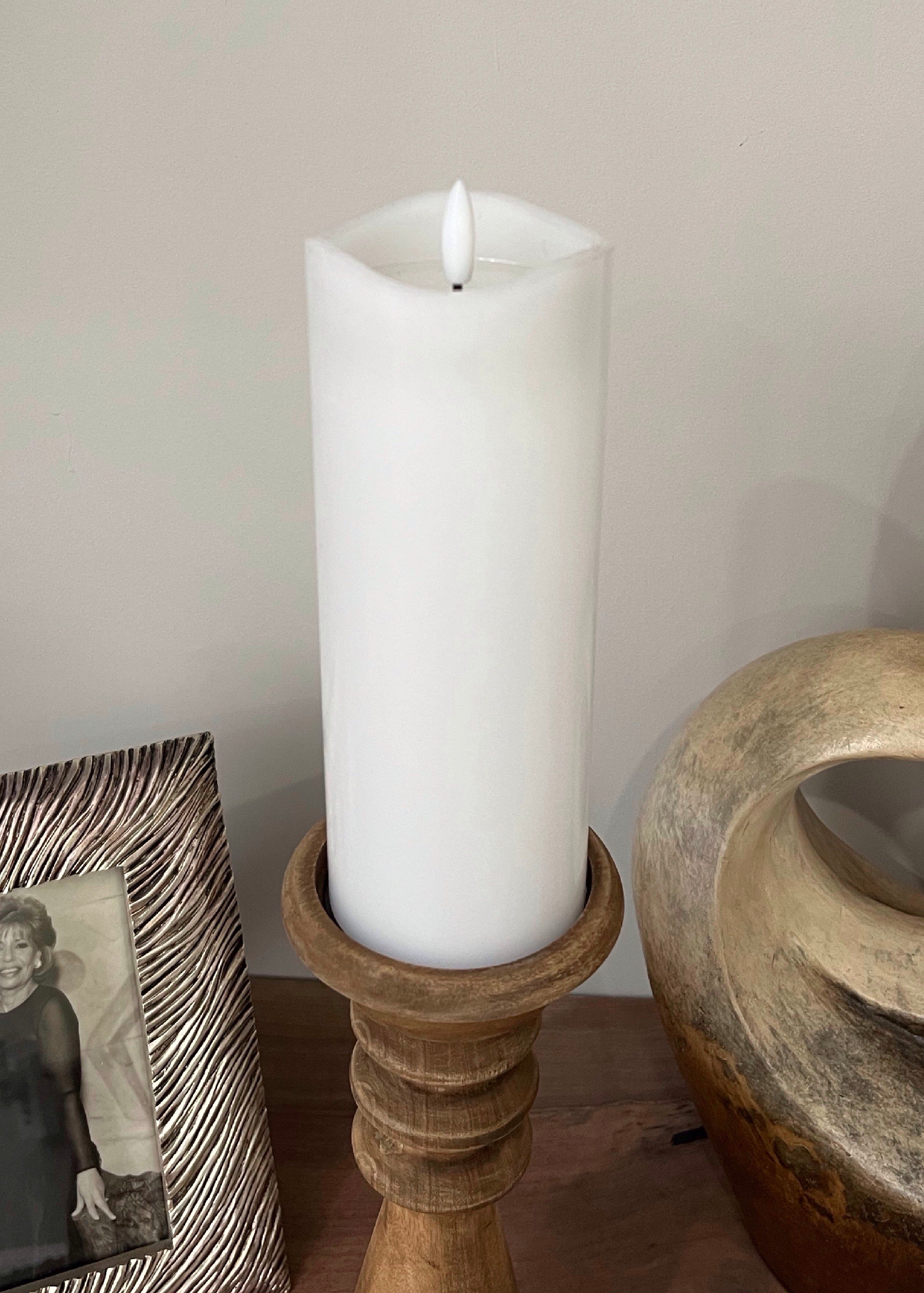 ITEM 1642W - 3"X8" WHITE 3D FLAME SMOOTH FINISH MELTING REALISTIC LED PILLAR WITH 6 HOUR TIMER