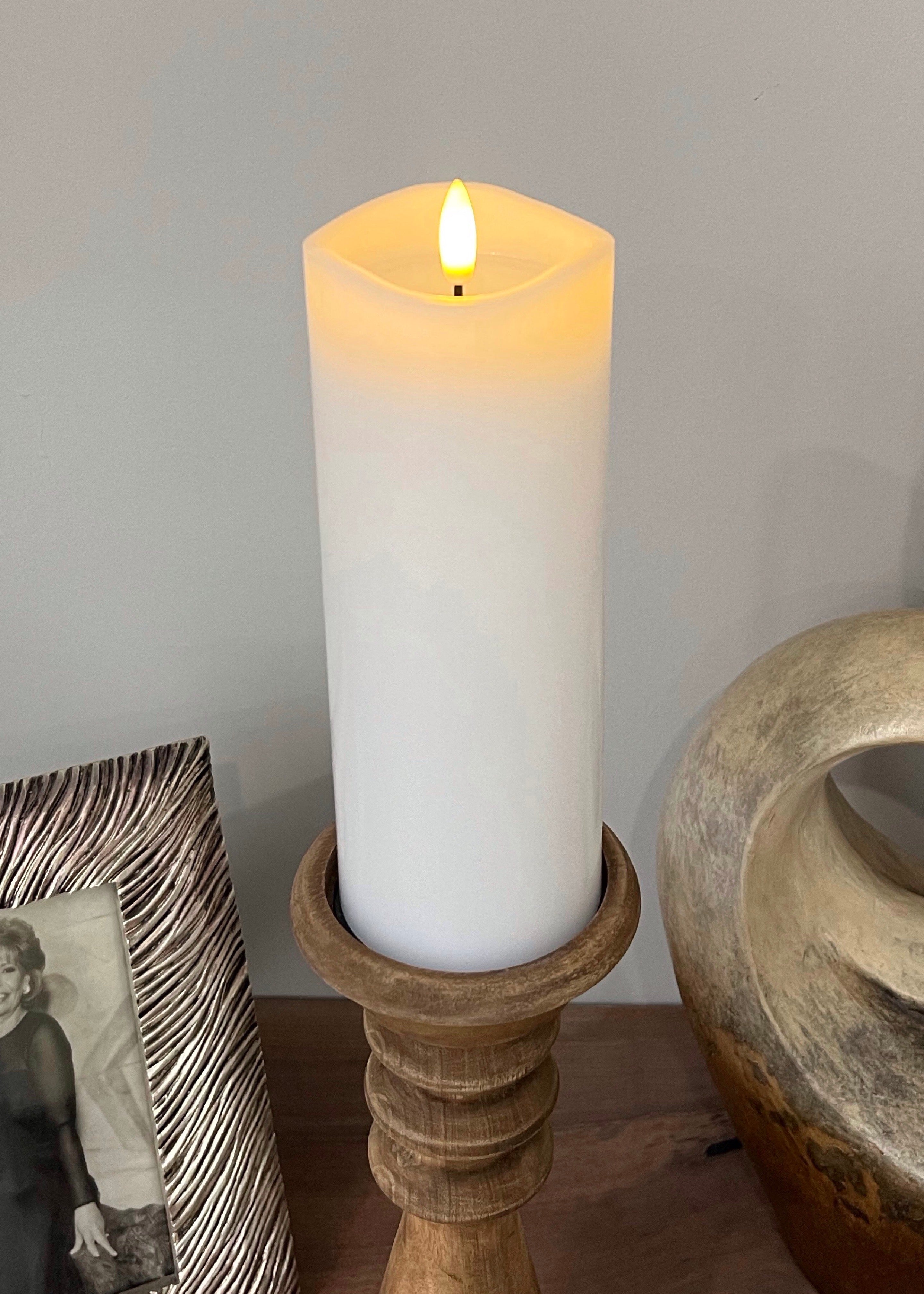 ITEM 1642W - 3"X8" WHITE 3D FLAME SMOOTH FINISH MELTING REALISTIC LED PILLAR WITH 6 HOUR TIMER