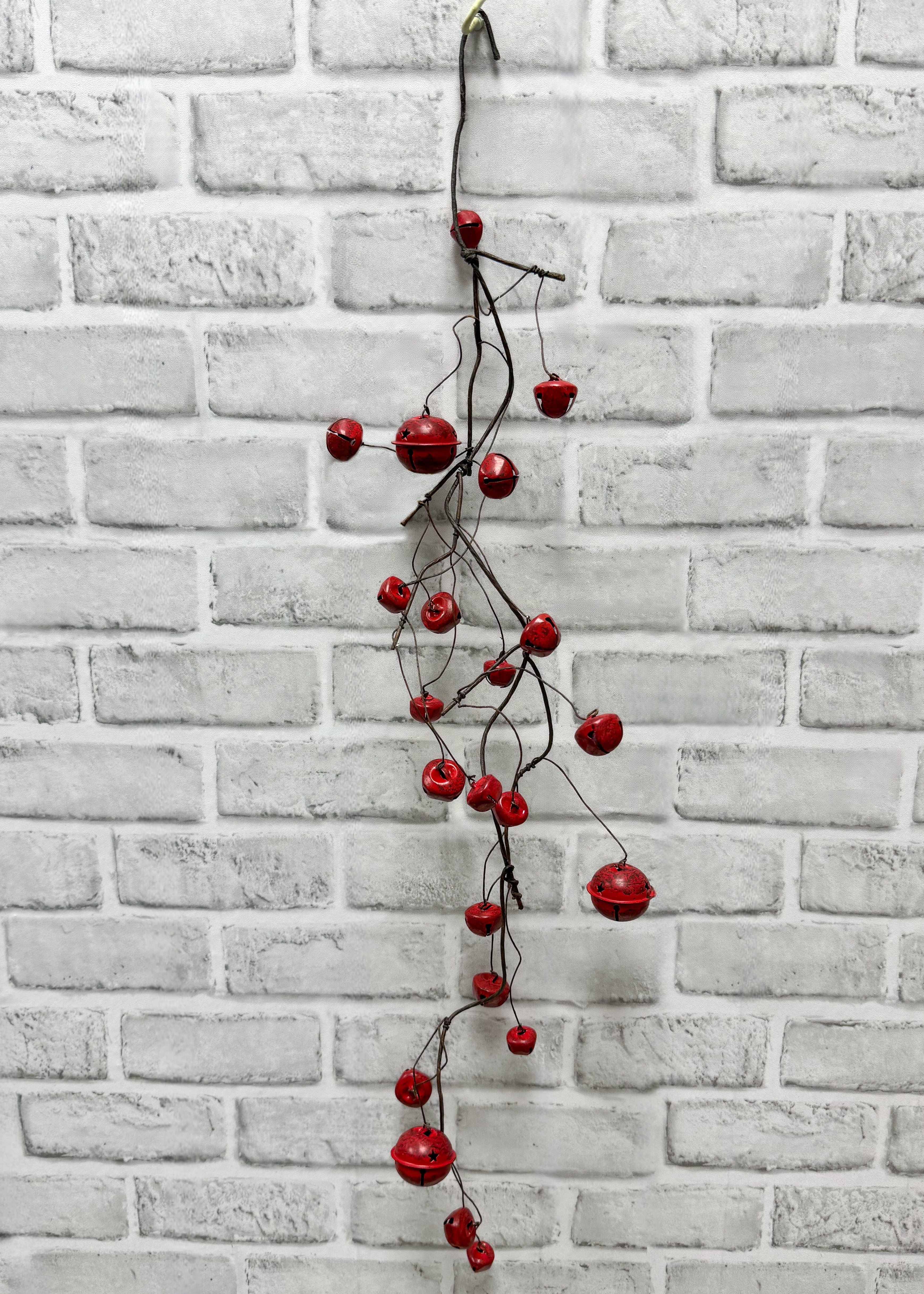 ITEM 81977 MATTR - 31" MATT RED JINGLE BELL GARLAND