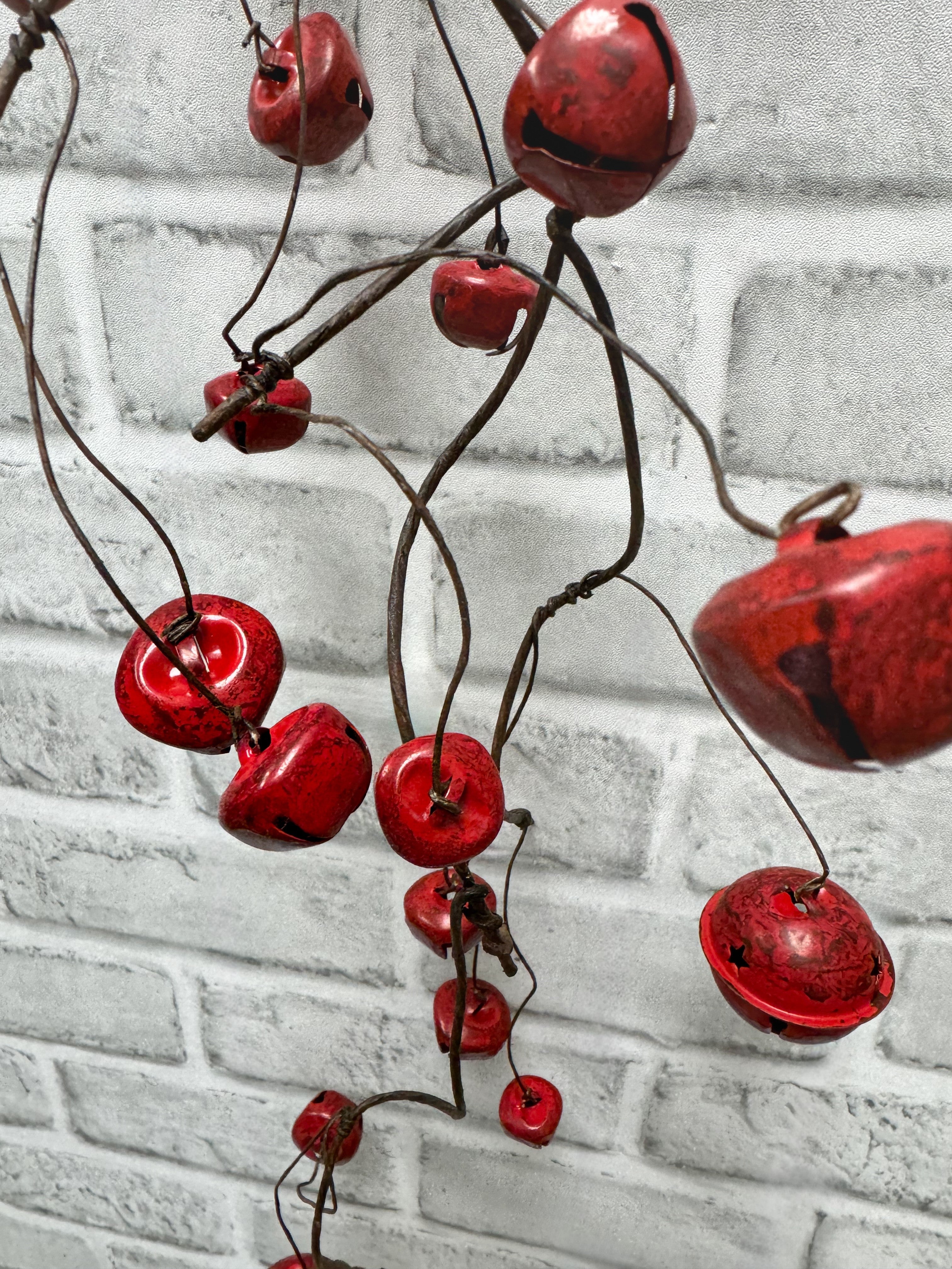 ITEM 81977 MATTR - 31" MATT RED JINGLE BELL GARLAND