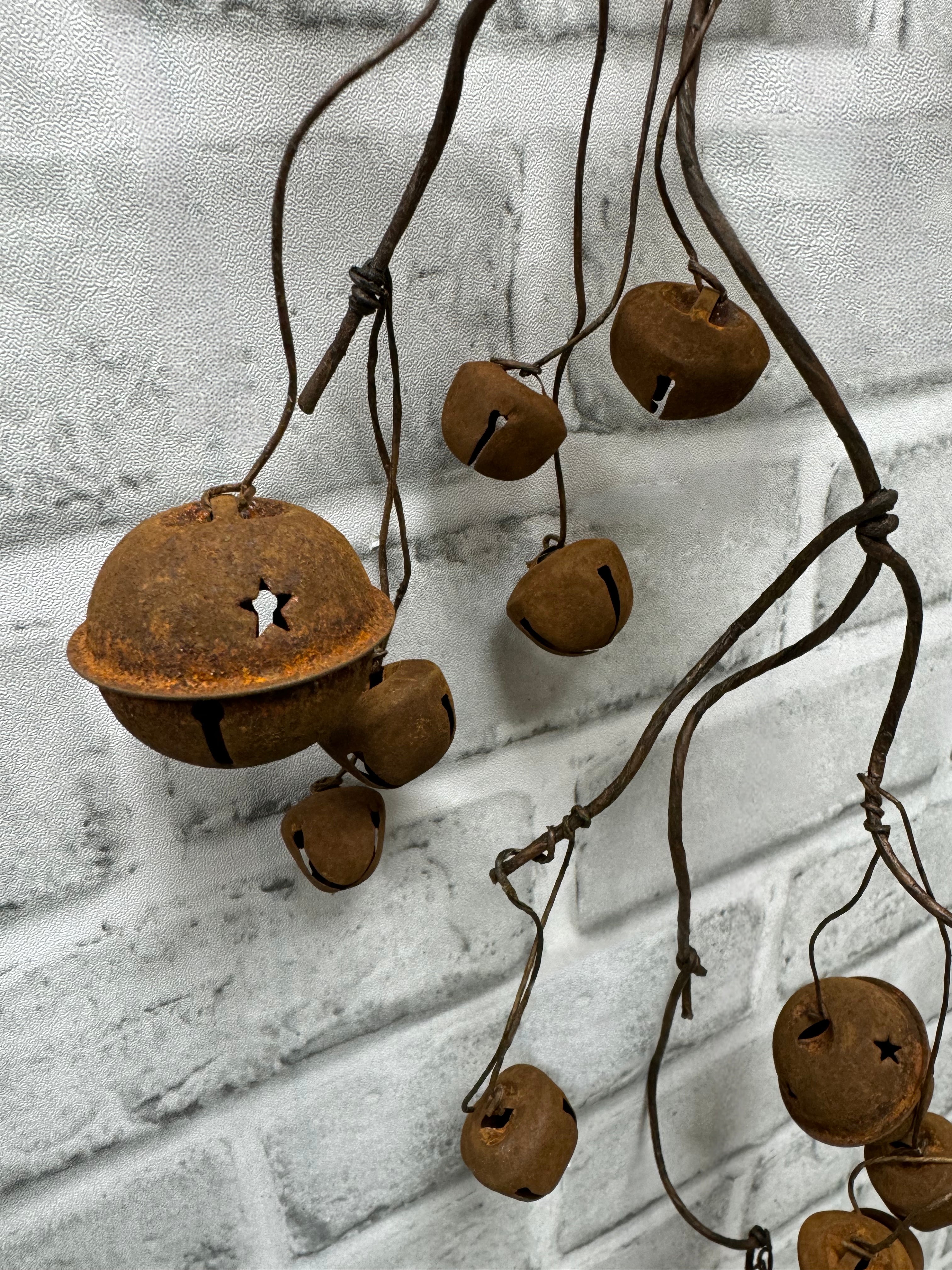 ITEM 81977 RUST - 31" MATT RUST JINGLE BELL GARLAND