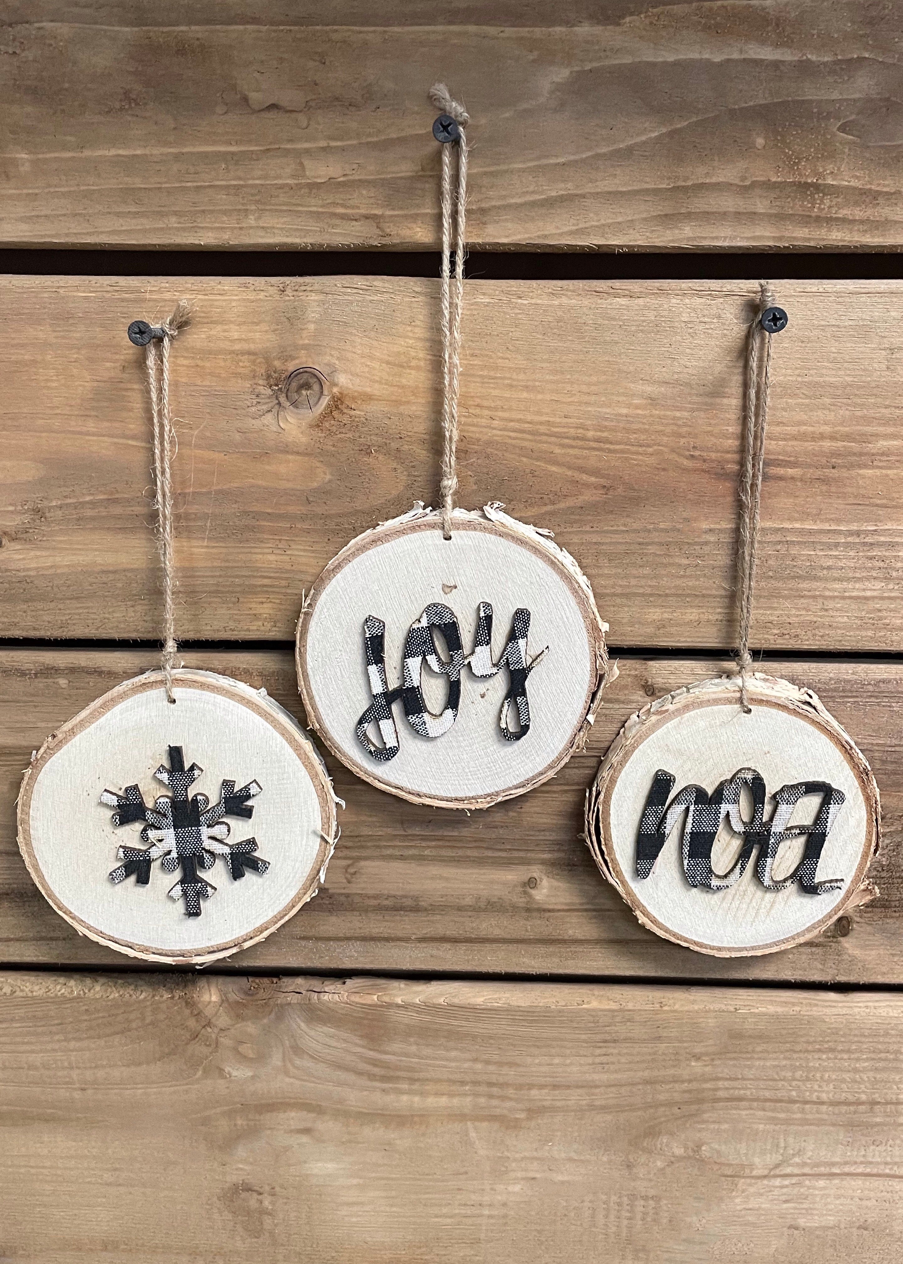 ITEM KOP 47870 - 4" WHITE/BLACK BUFFALO PLAID WORD ORNAMENTS