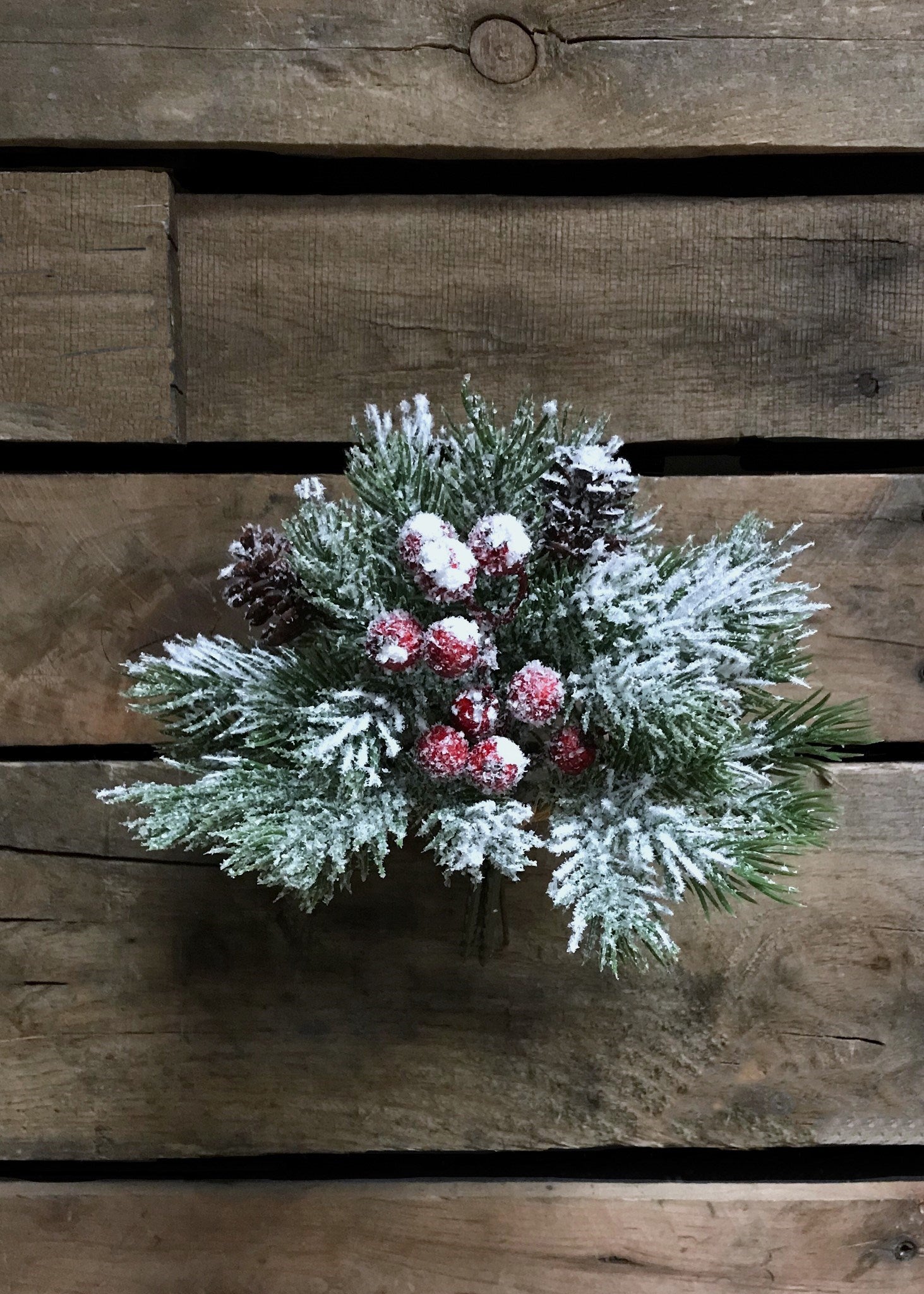 ITEM 81166 - 8" PLASTIC SNOW PINE / BERRIES MIXED BUNDLE