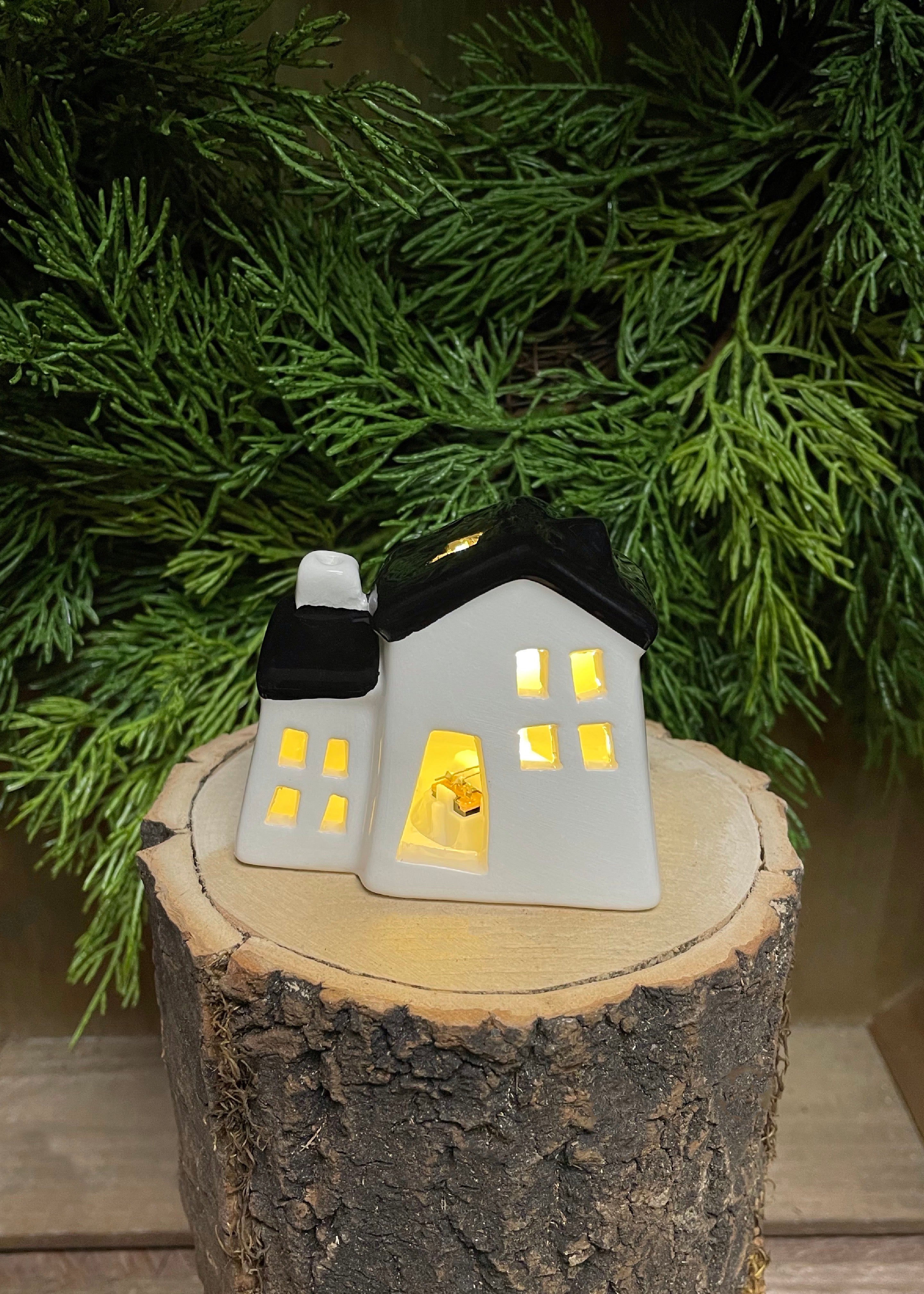 ITEM KOP 49368 - 2.75"X3" CERAMIC LED HOUSE WITH BLACK ROOF