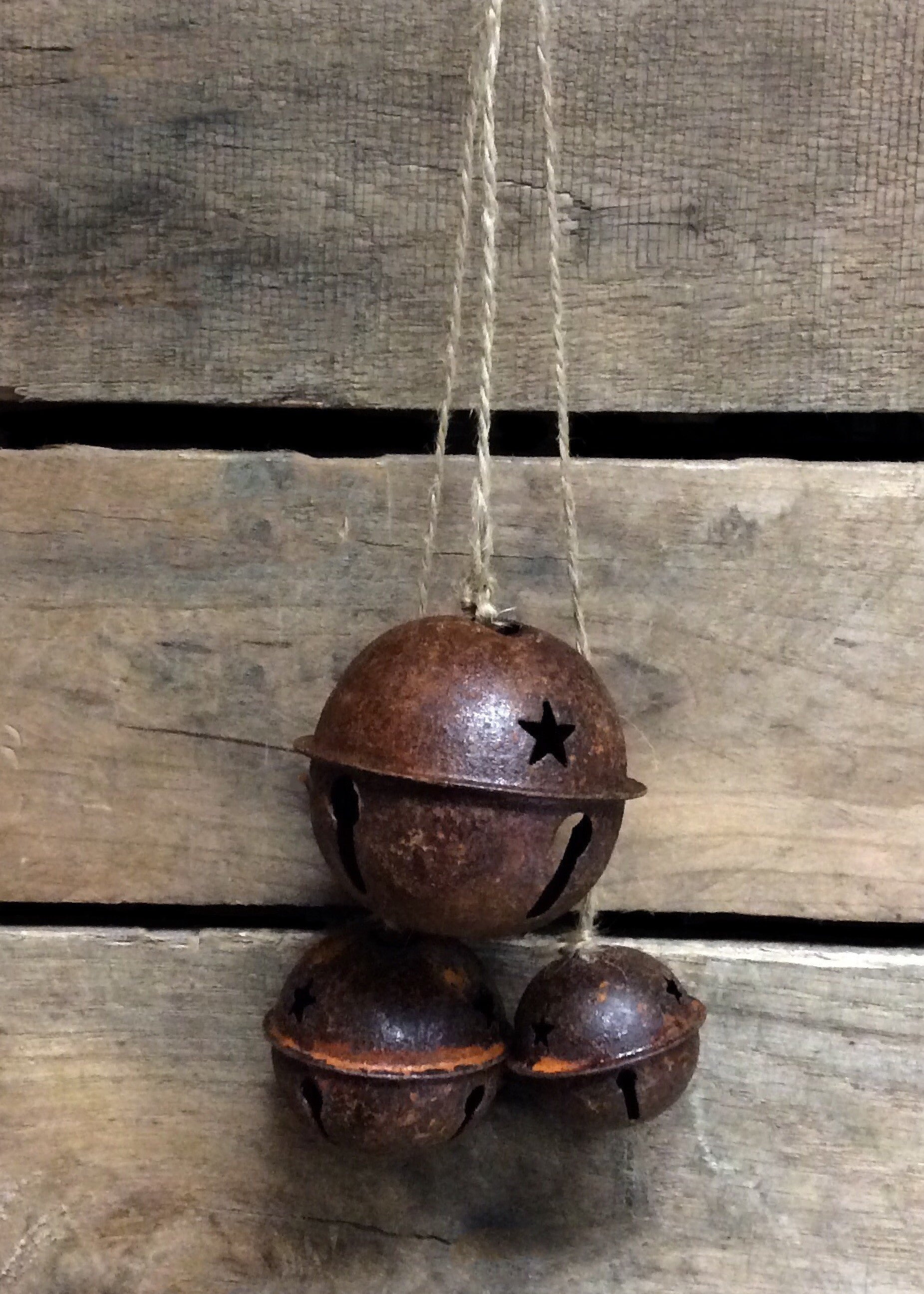 ITEM XC4169 - 18"L RUST JINGLE BELL CLUSTER SPRAY