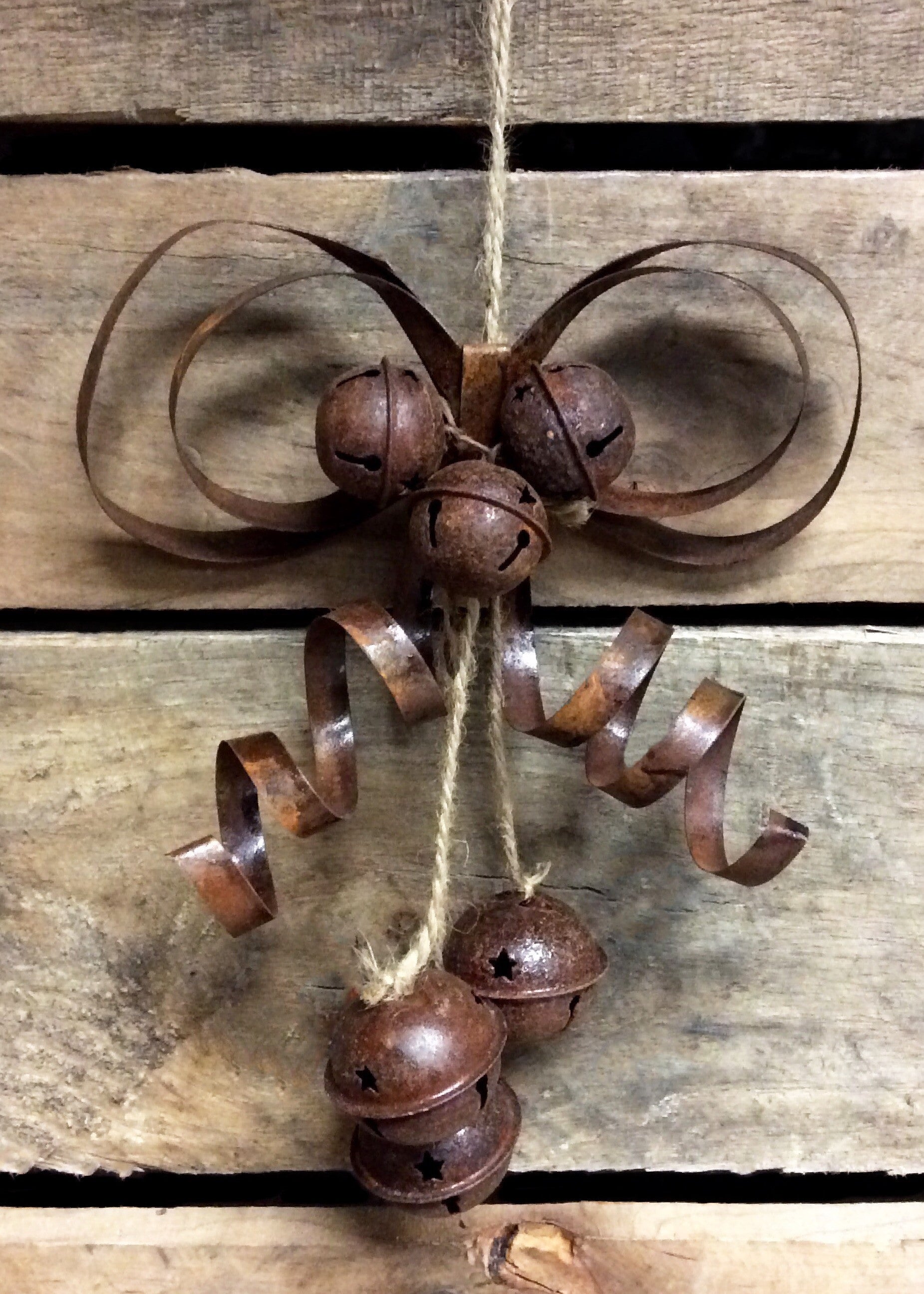 ITEM XC4173 - 7"L RUST BELL, TIN BOW, RIBBON SPRAY