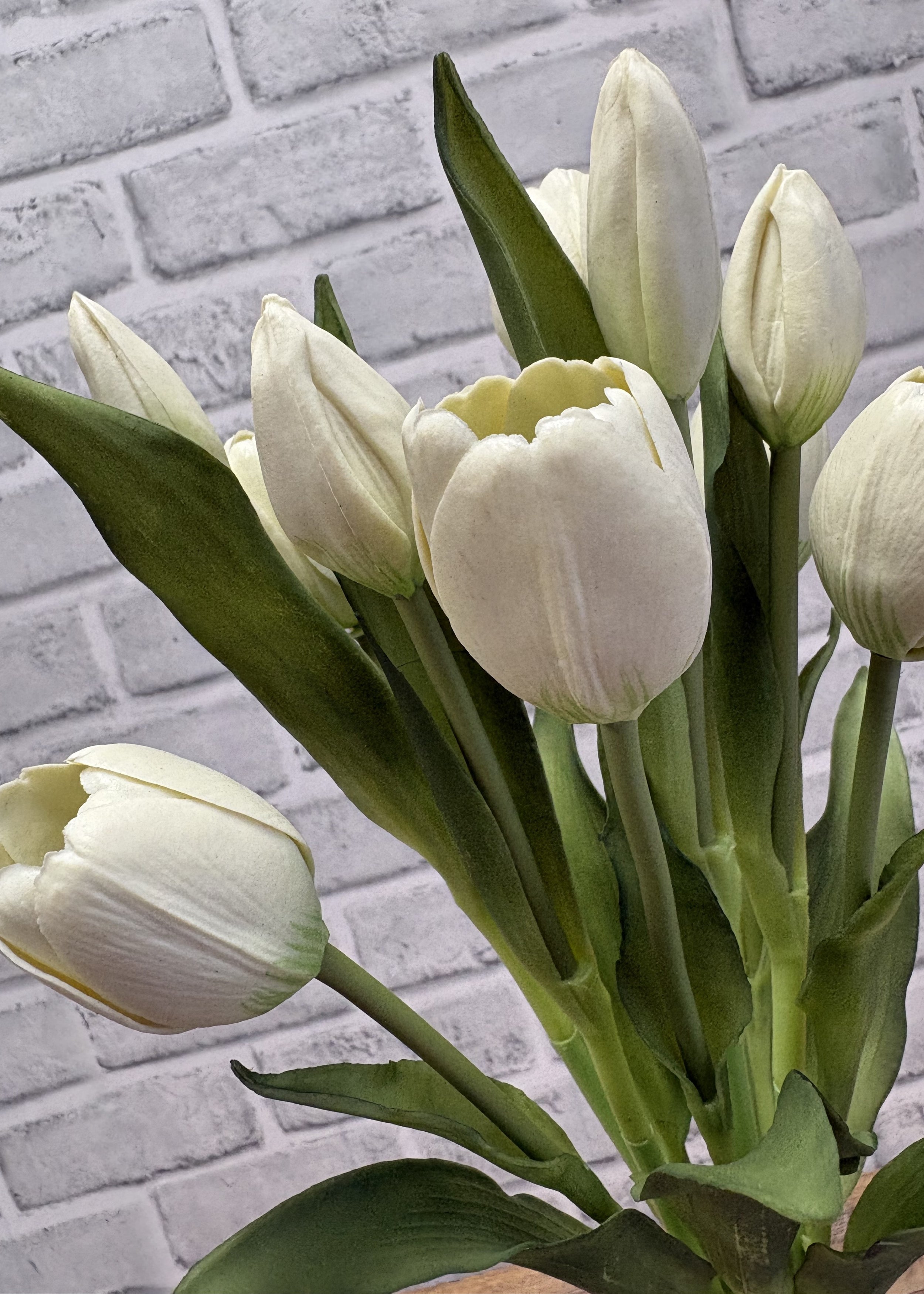 ITEM 10211 W(AVAILABLE) - 18.5" FRESH TOUCH DYNASTY WHITE TULIP BUNDLE (6 FLOWERS, 4 BUDS)