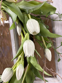 ITEM 10216 W - 12" INSIDE DIM - 22" OUTSIDE DIM WHITE FRESH TOUCH DYNASTY TULIP WREATH