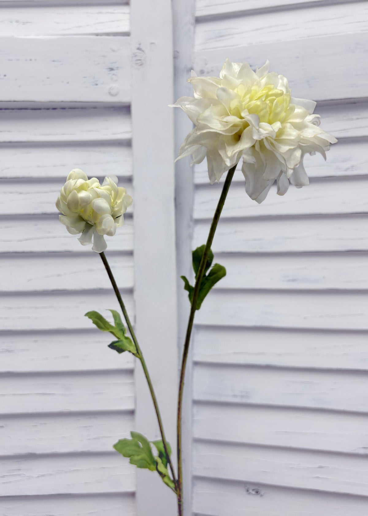 ITEM 10280 W - 25" WHITE FRESH TOUCH DAHLIA STEM WITH 1 BUD