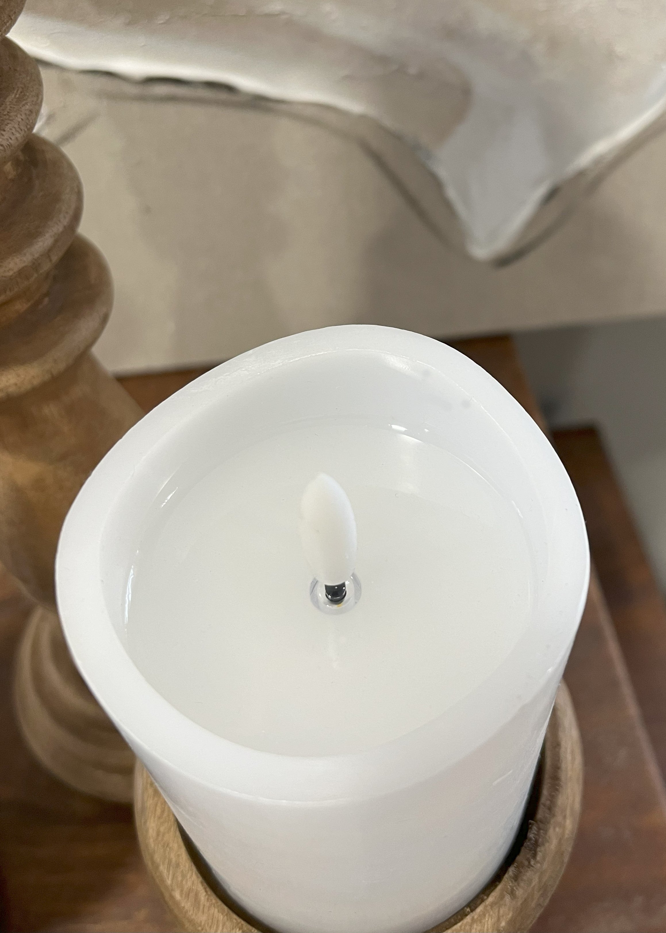 ITEM 1642W - 3"X8" WHITE 3D FLAME SMOOTH FINISH MELTING REALISTIC LED PILLAR WITH 6 HOUR TIMER