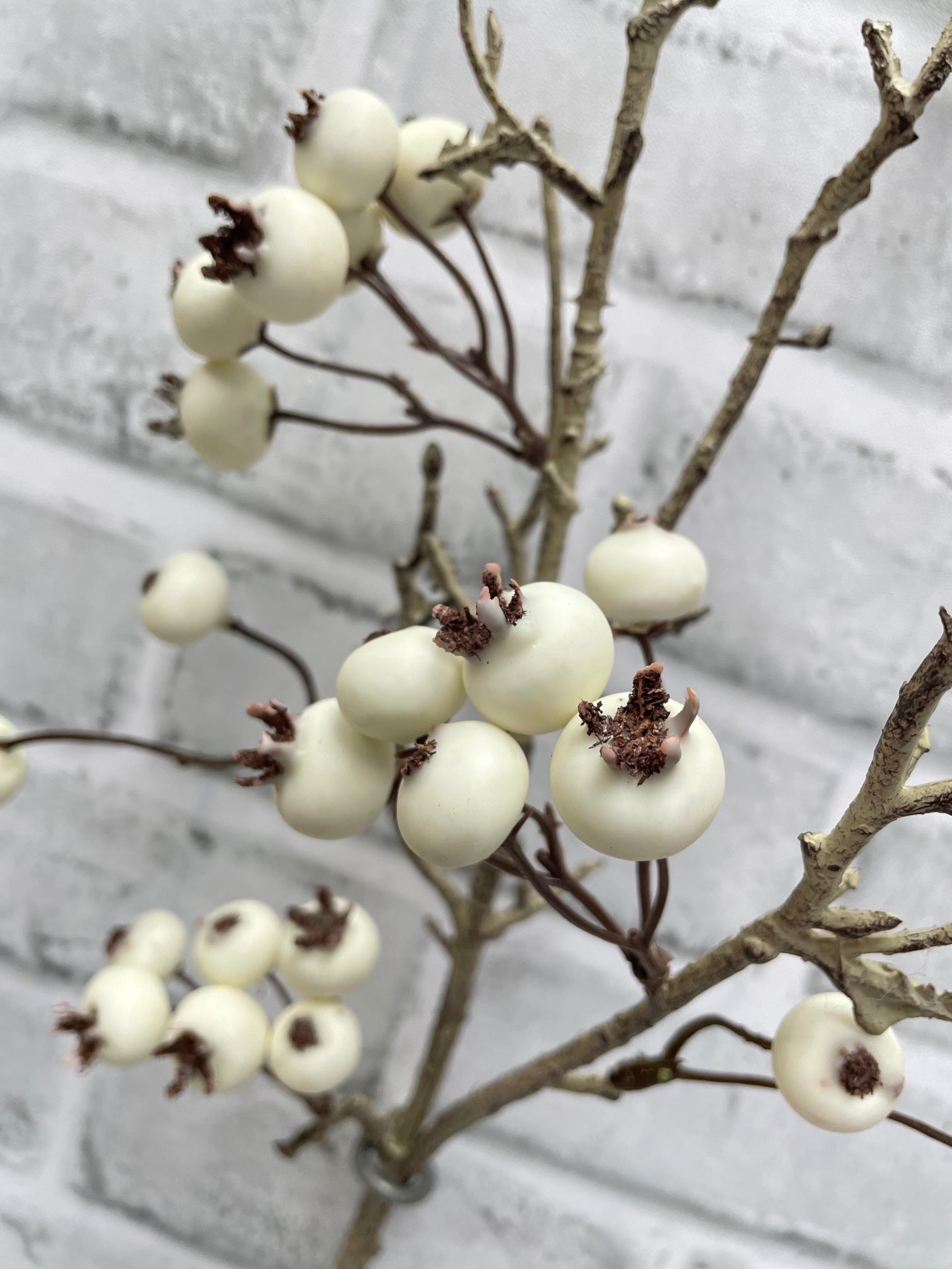 ITEM 81991 CM - 31.5" CREAM WEATHER RESISTENT TWIGGY BERRY SPRAY