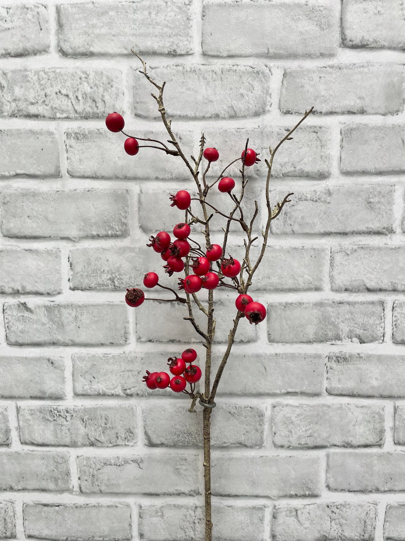 ITEM 81991 MATTR - 31.5" MATT RED WEATHER RESISTENT TWIGGY BERRY SPRAY