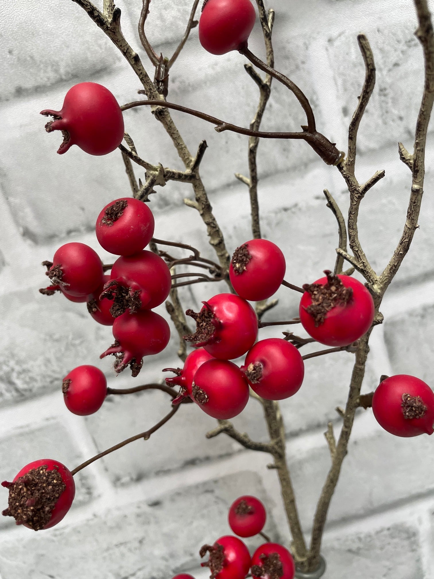 ITEM 81991 MATTR - 31.5" MATT RED WEATHER RESISTENT TWIGGY BERRY SPRAY