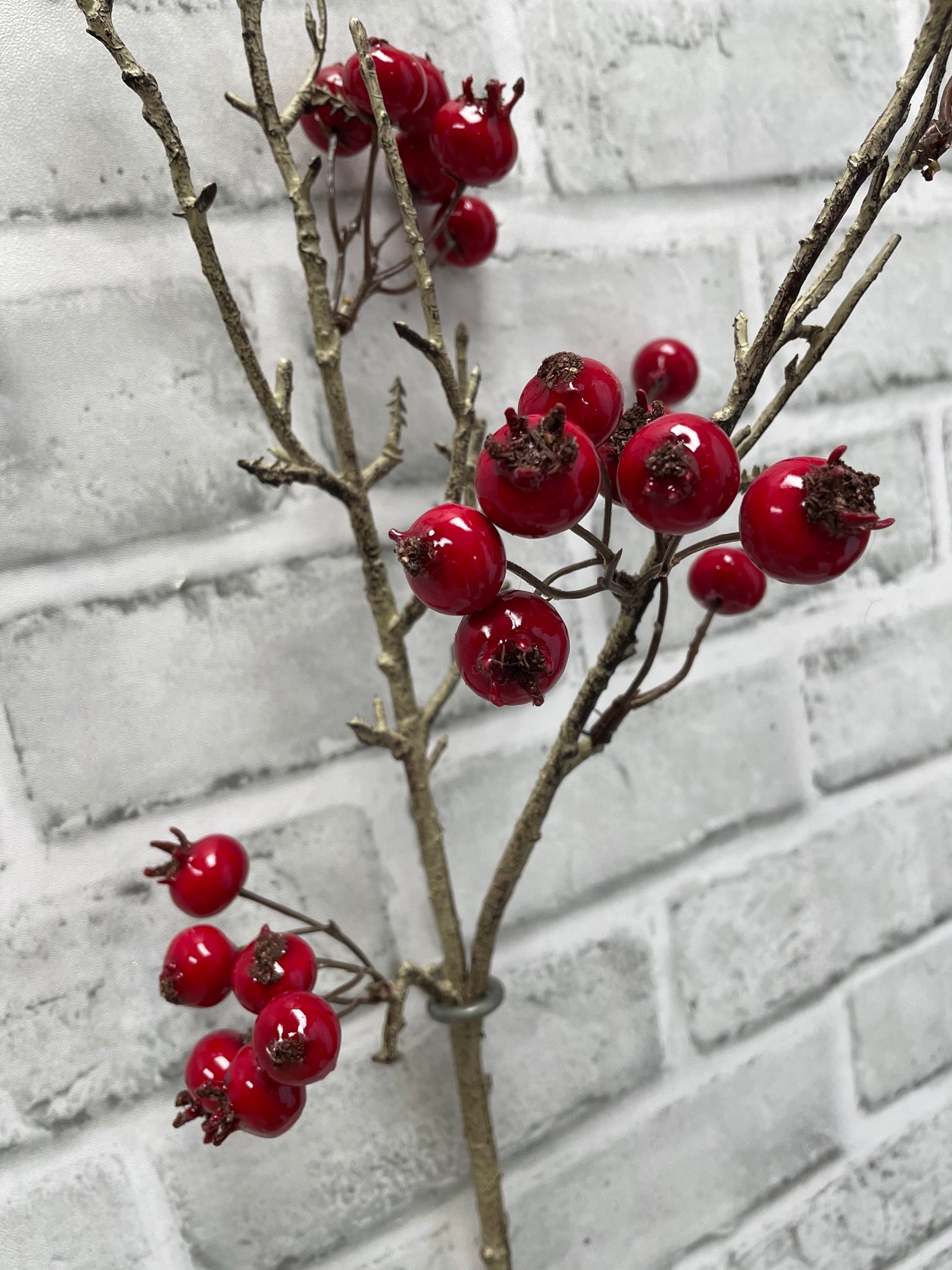 ITEM 81991 SHINNYRED - 31.5" SHINNY RED WEATHER RESISTENT TWIGGY BERRY SPRAY