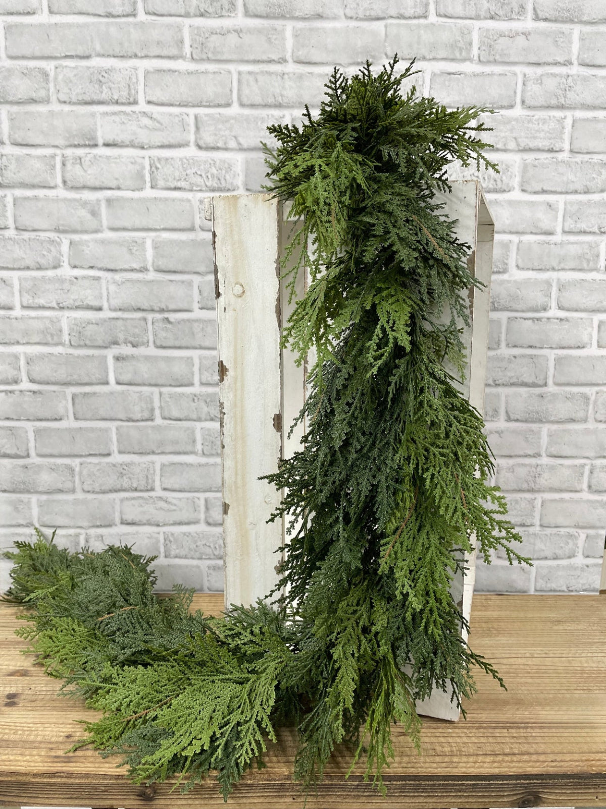 ITEM 82004 - 9 FOOT FRESH TOUCH LUSH NORTHERN WHITE CEDAR GARLAND