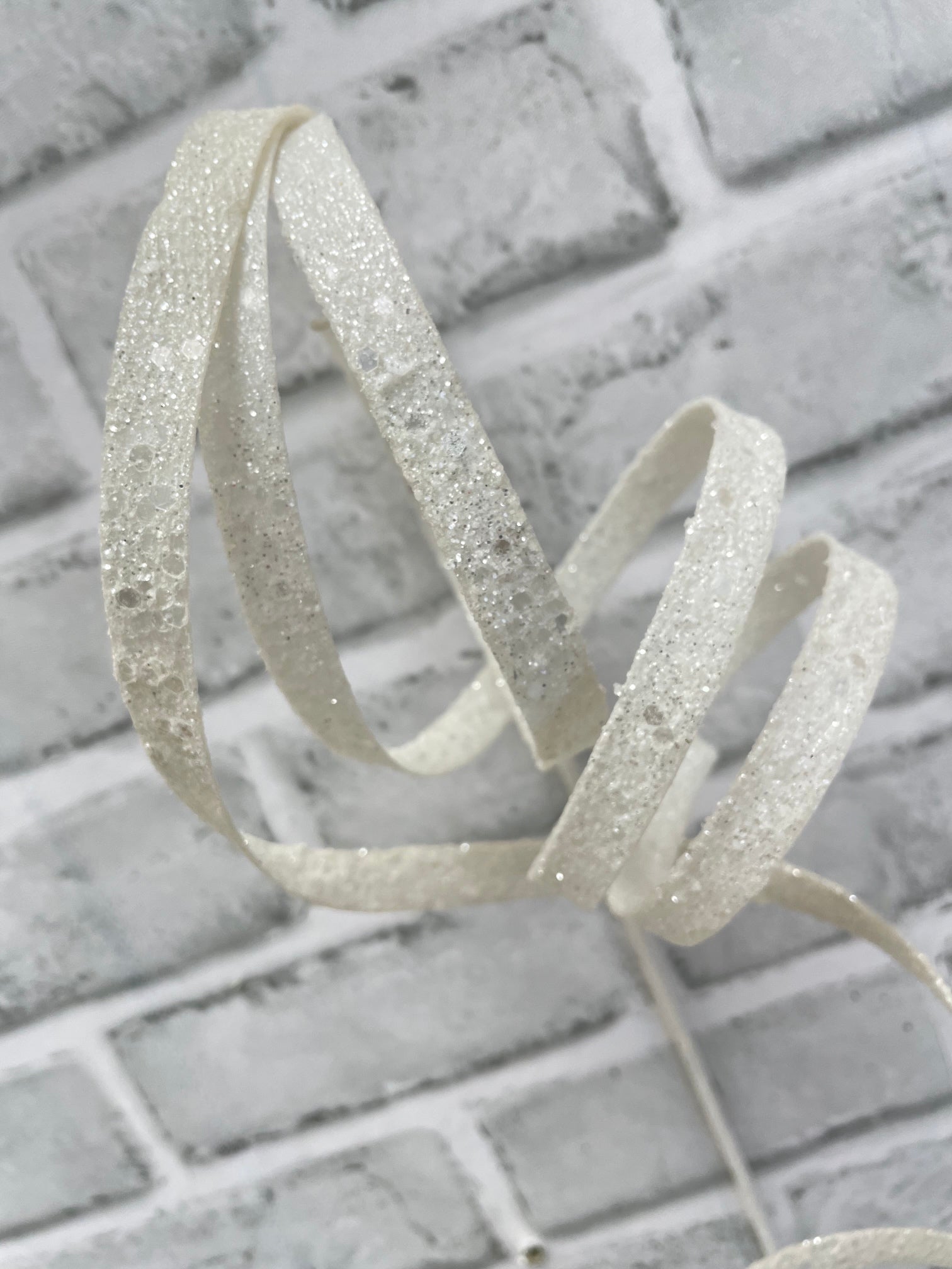 ITEM 82241 W - 14.5" WHITE GLITTER CURLY RIBBON SPRAY