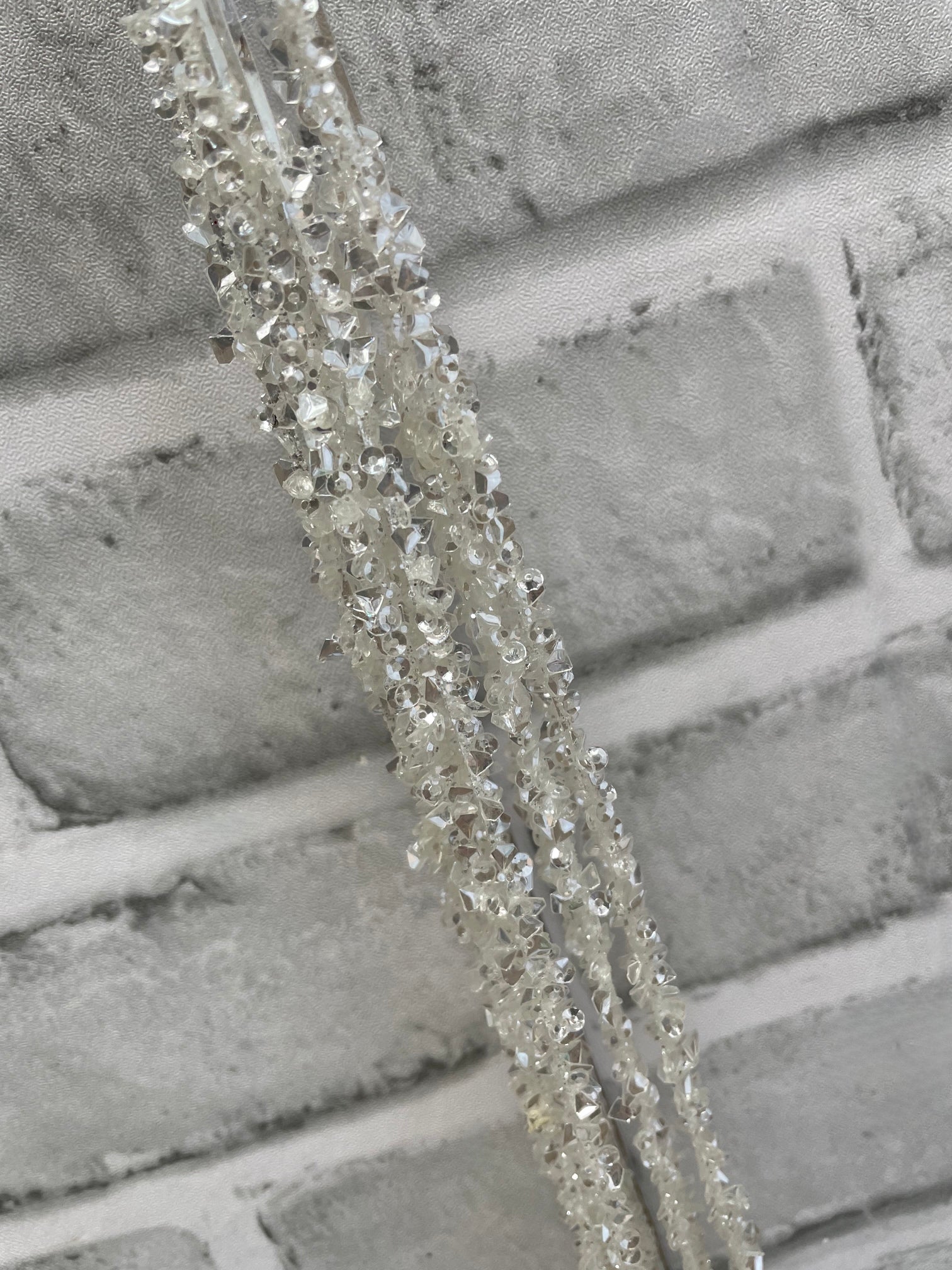ITEM 82242 W - 24" WHITE TINSEL SPRAY