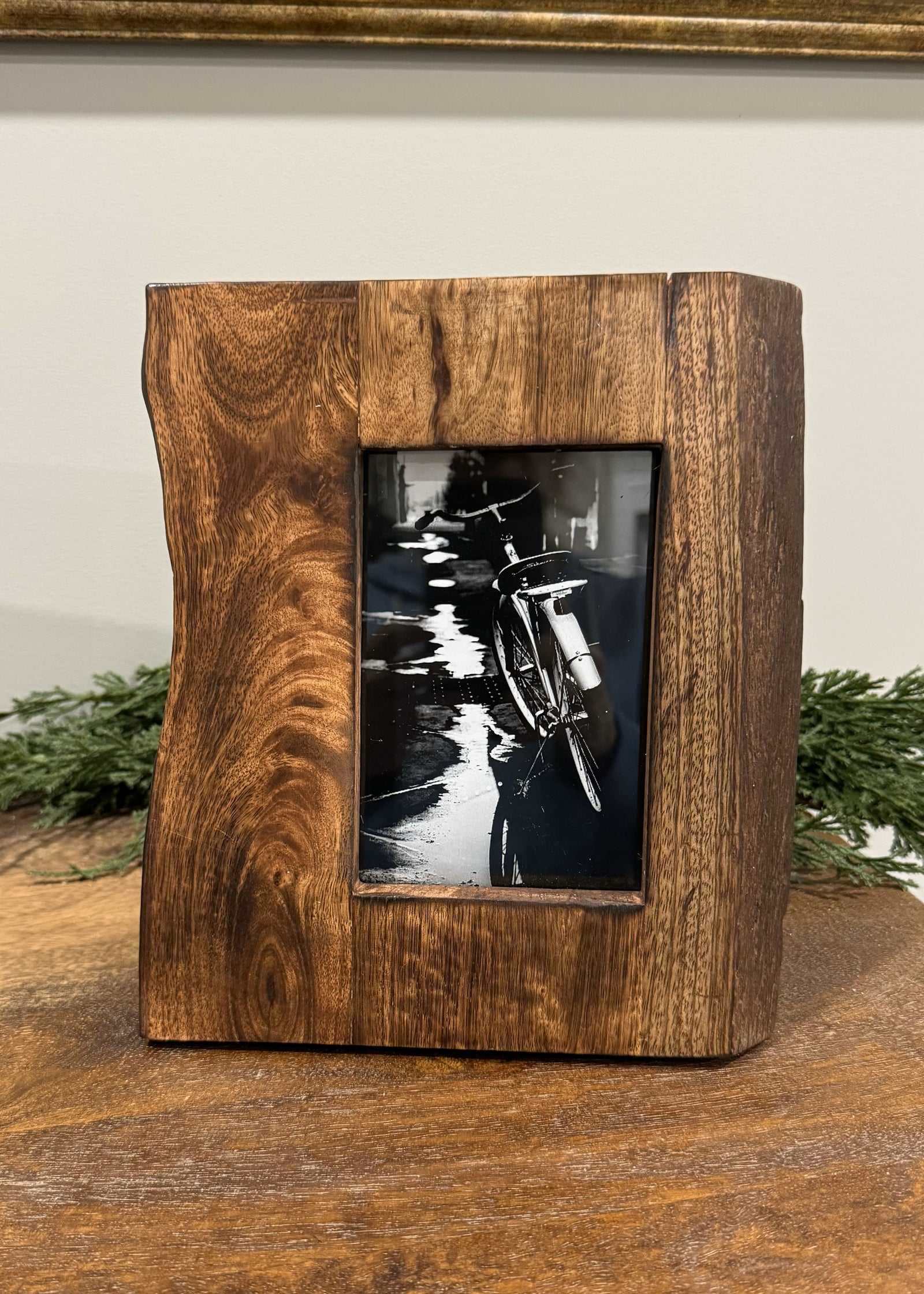 ITEM DDL1045-4 - 8.5"X10" MANGO WOOD PHOTO FRAME (HOLDS A 4"X6" PICTURE)