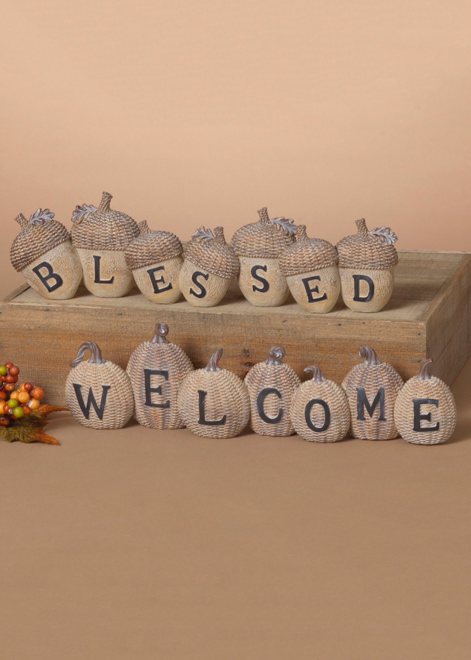 ITEM G2736590 - 13.58"L RESIN HARVEST WOVEN ACORN & PUMPKIN SIGN