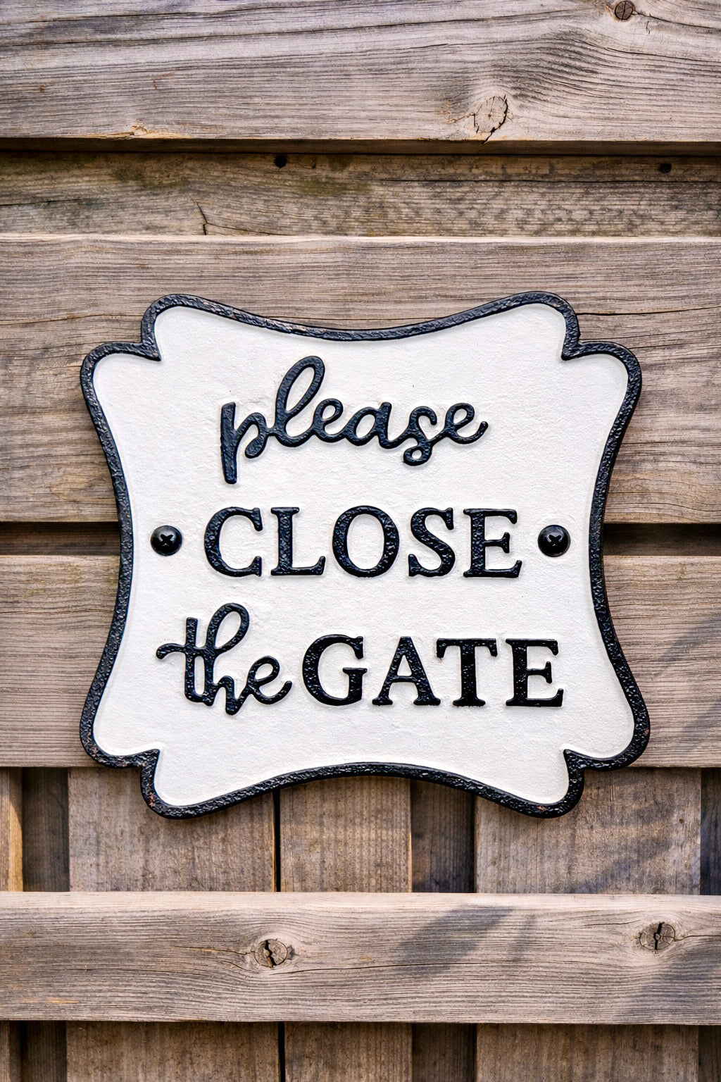 ITEM KOP 55745 - 6"X6" WHITE CAST IRON "CLOSE THE GATE" SIGN