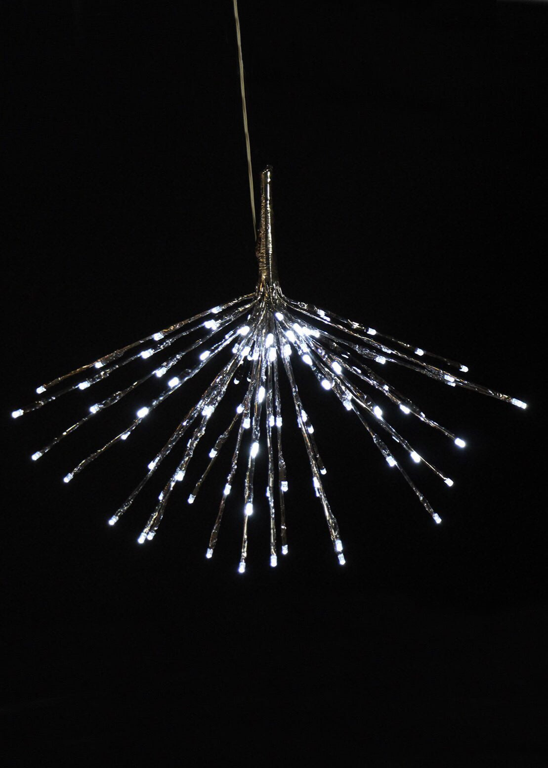 ITEM 1526 W - 90 WHITE LED LIGHTS B/O WITH SILVER WRAP STARBURST