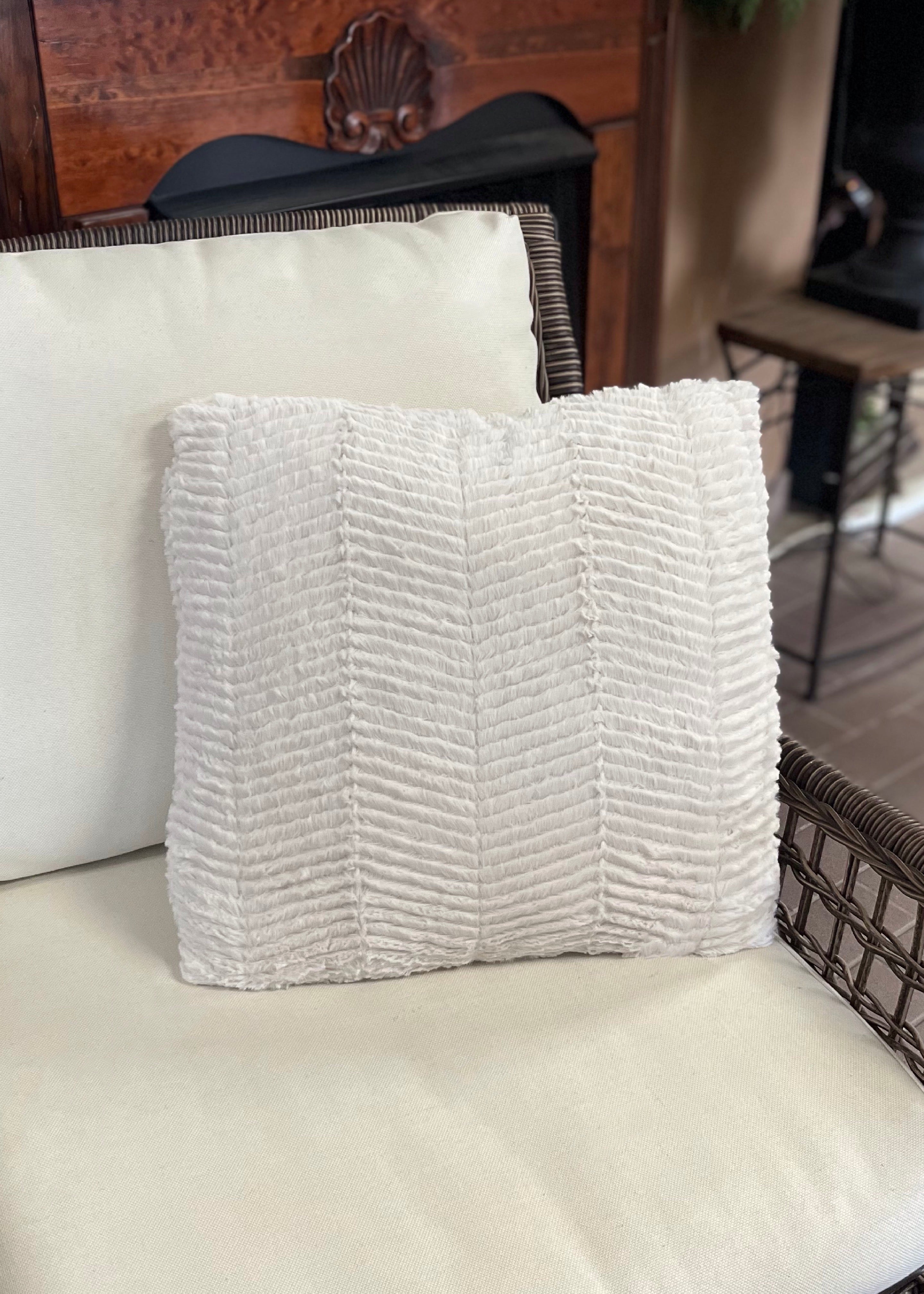 ITEM DQ1239 - 17"X17" CREAM TEXTURED FAUX FUR CUSHION