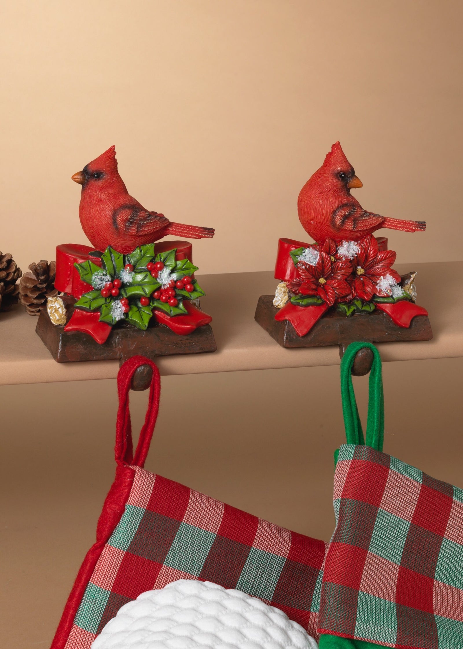 ITEM G2690910 - 5.5"H RESIN HOLIDAY CARDINAL STOCKING HOLDER