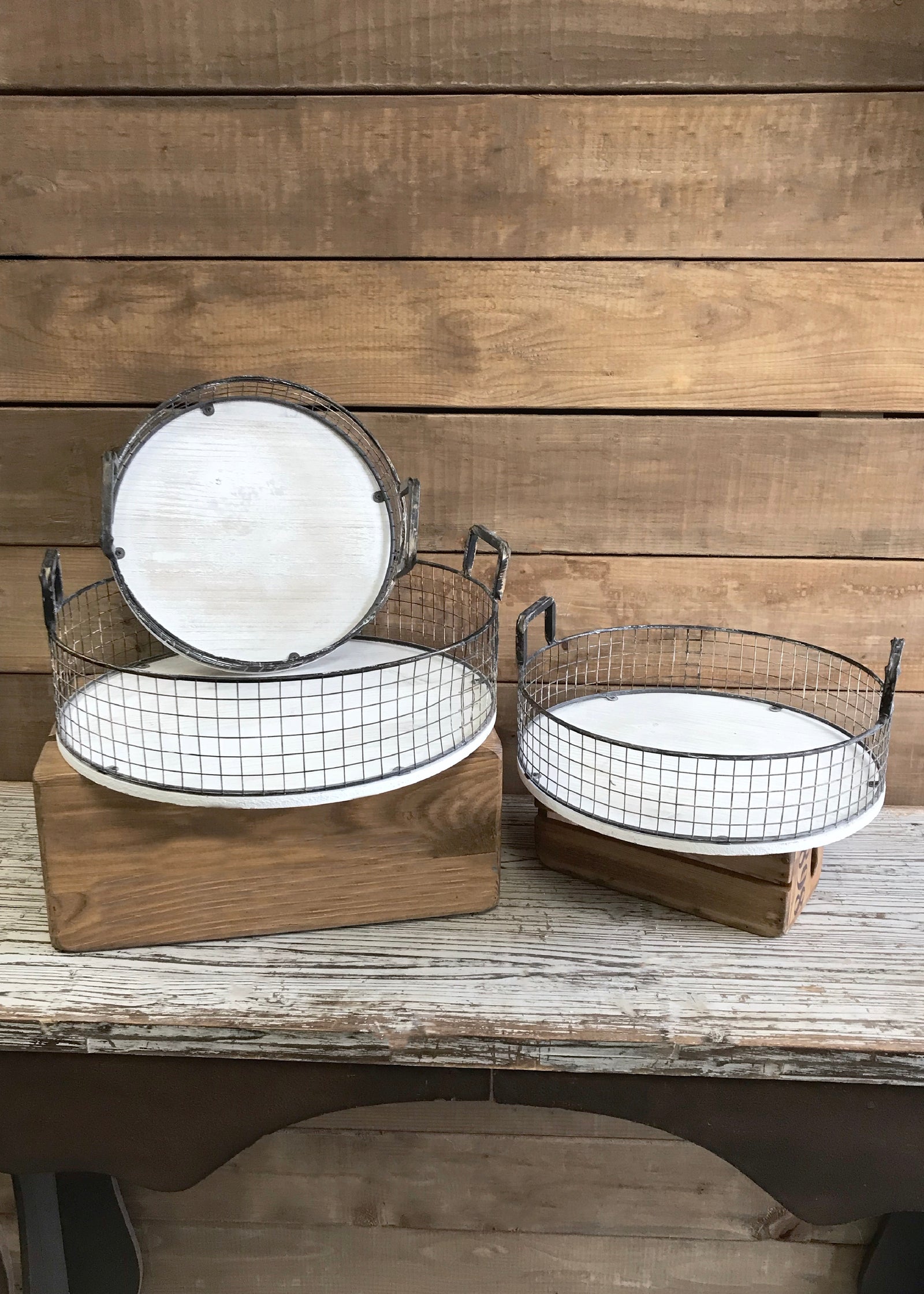 ITEM KOP 23225 -  WHITE WASH WOOD ROUND METAL TRAYS - SET OF 3