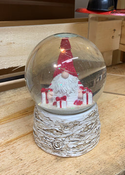 ITEM KOP 47239 - 4.5in X6in X4.75in GNOME SHAKE LED SNOW GLOBE