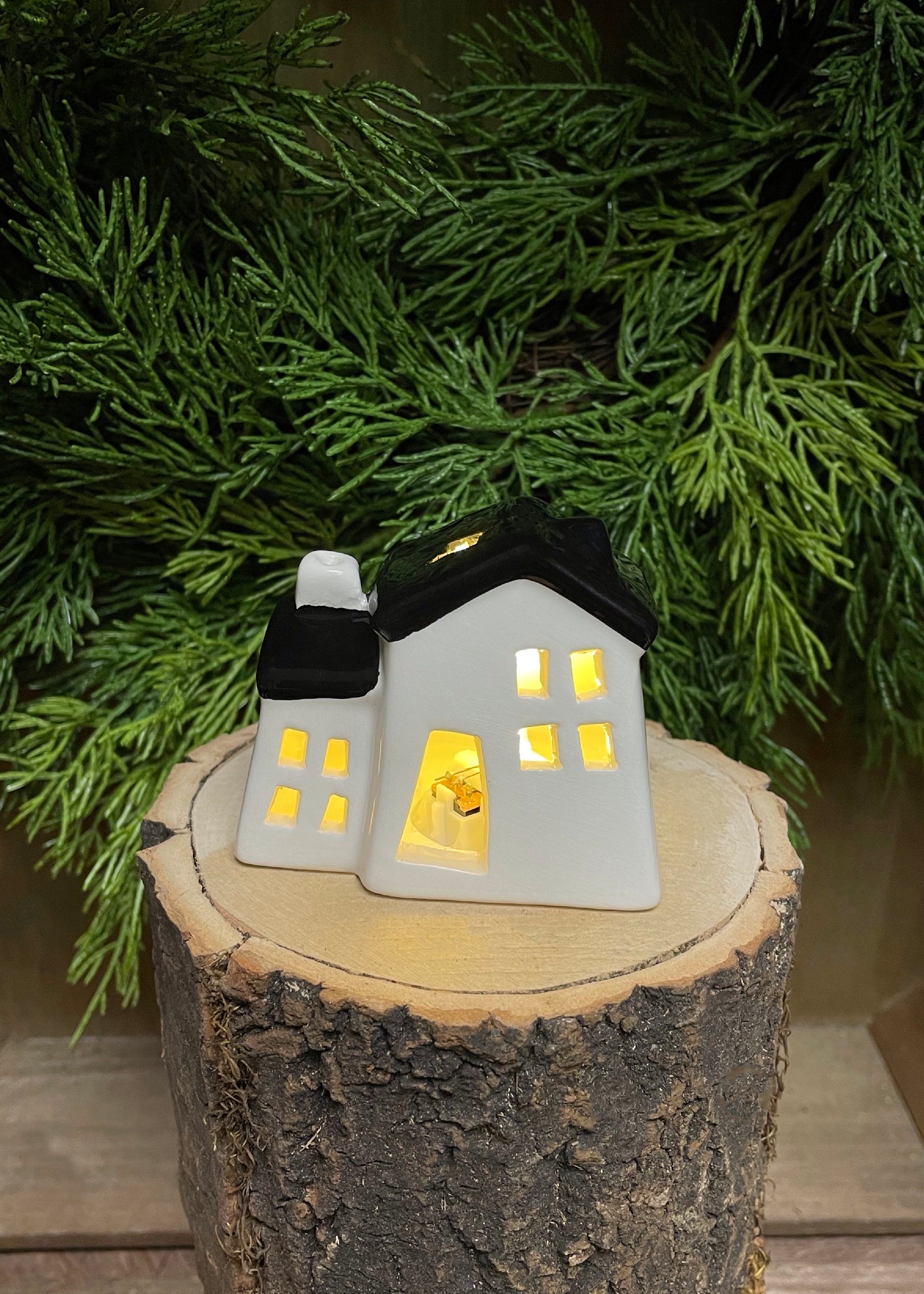 ITEM KOP 49368 - 2.75"X3" CERAMIC LED HOUSE WITH BLACK ROOF