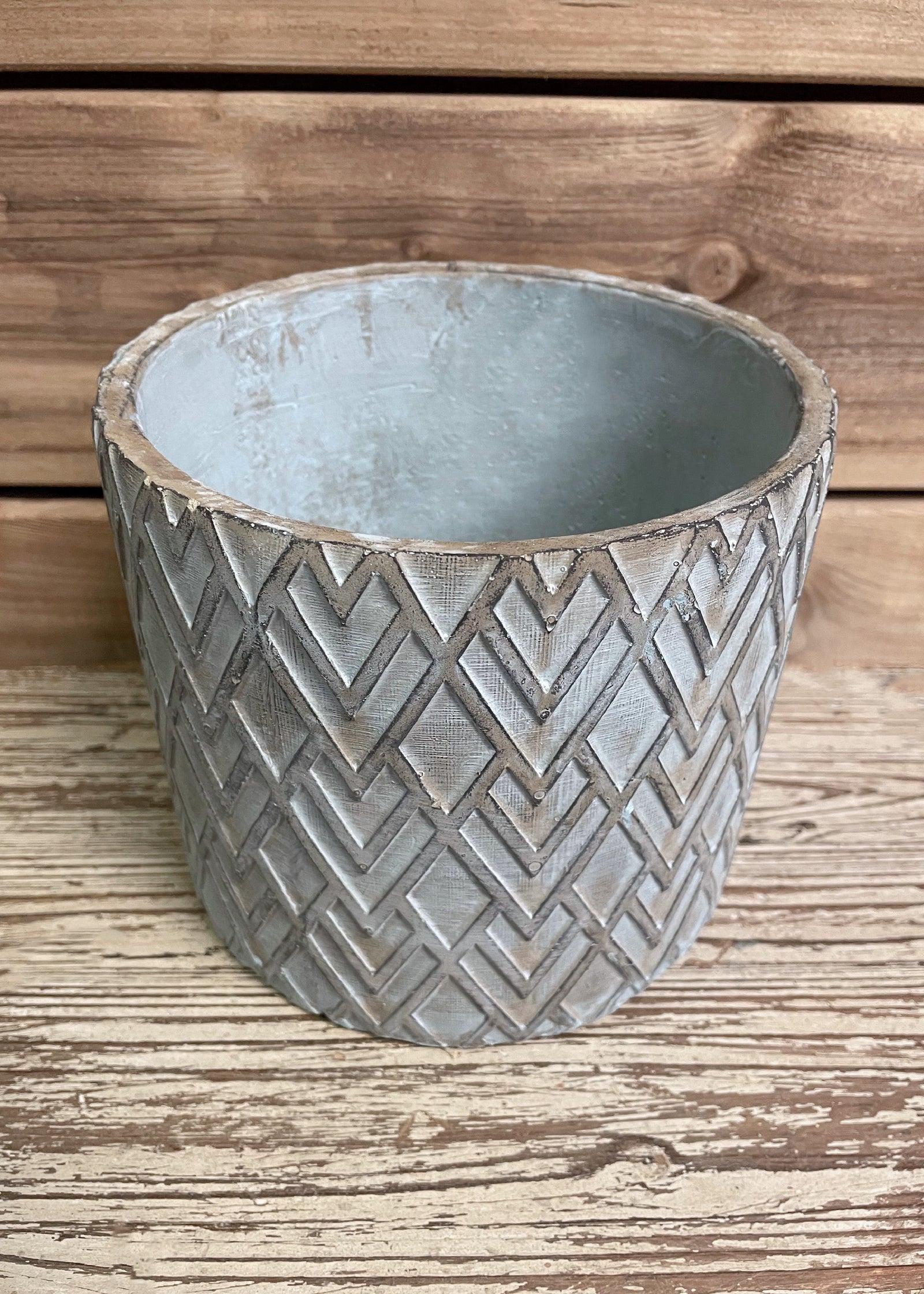 ITEM SU1233 - 7"X6" AZTEC TEXTURED CEMENT POT